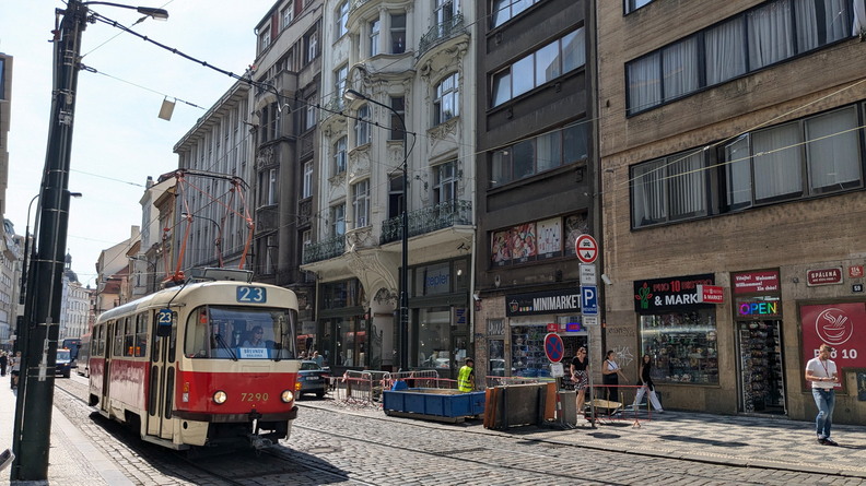Tram dans une rue de Prague