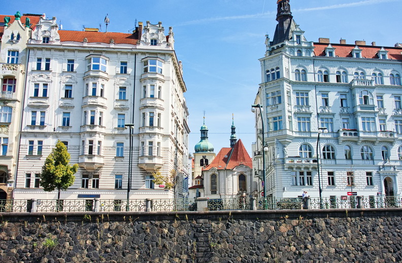 Immeuble et &eacute;glise de  Prague