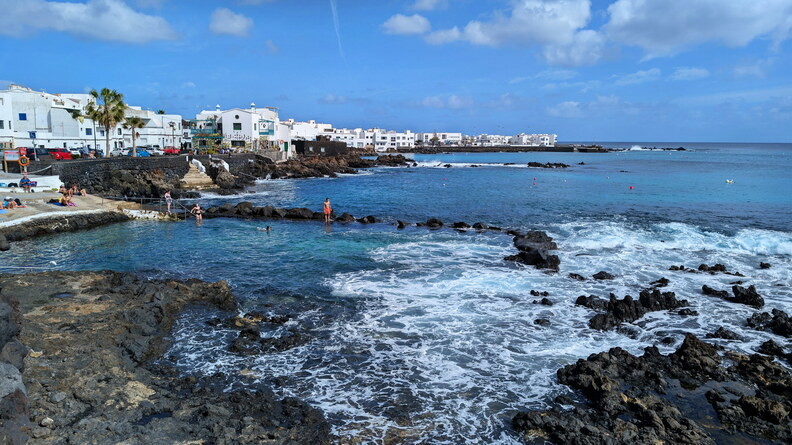Piscines naturelles de Punta Mujeres à marée haute Piscines naturelles de Punta Mujeres à marée haute - Lanzarote