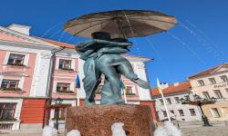 Fontaine sur la place Raekoja Tartu 